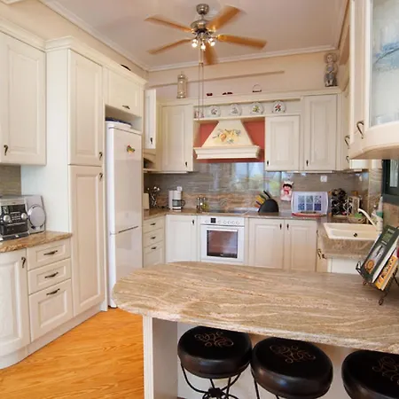 Willa Ionian Queen *